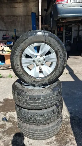Jogo de Rodas aro 17 com mais 4 pneus Michelin. aceito propostas
