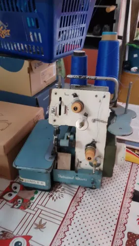 Máquina Overlok Singer