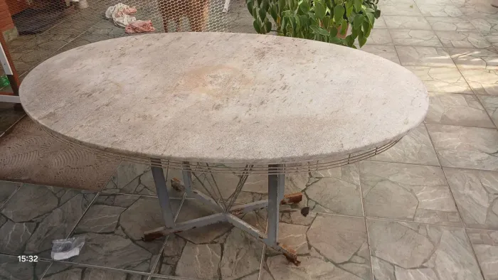 Mesa tampo de mármore e pés de ferro