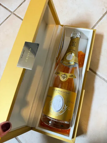 conjunto original e vazio da icônica Champagne Louis Roederer Cristal (Safra 2015).