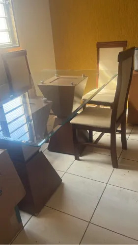 Mesa vidro com 06 cadeiras em madeira