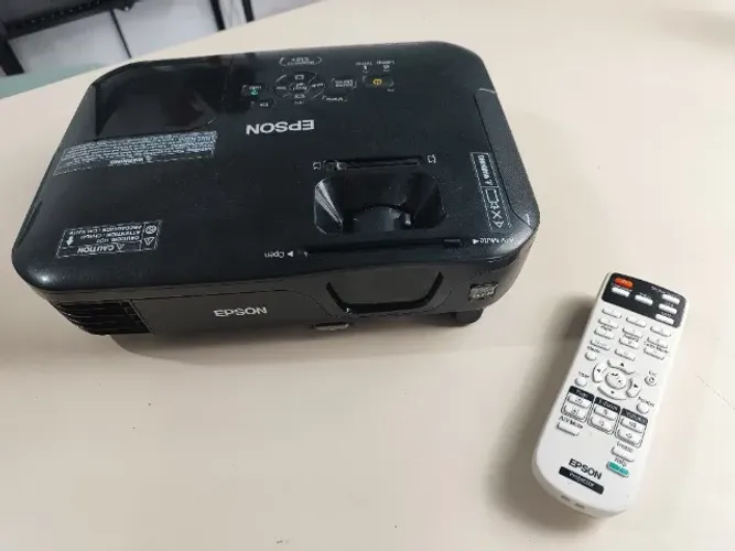 Projetor Epson PowerLite S12+ - Pouquíssimo Uso, apenas 1872h de Lâmpada + Case e Controle