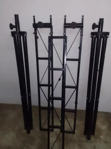 Tripé trave para decoração.