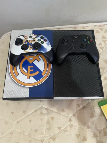 Vendo Xbox One Fat, dois controle + 6 jogos