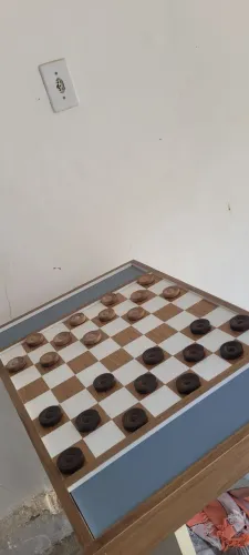 Tabuleiro para jogar damss.