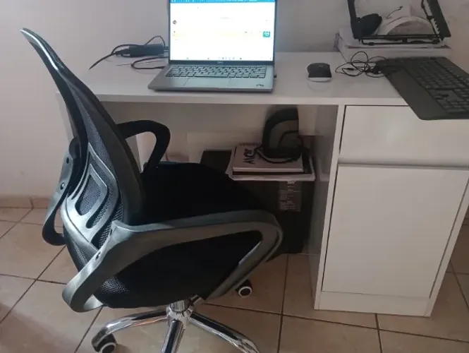 Mesa para Escritório/Home Office Branca com Gavetas