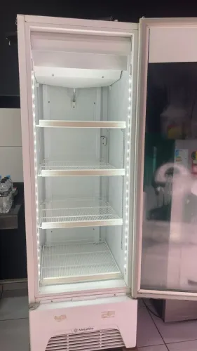  Geladeira Expositora Vertical Bebida Branco 576L Metalfrio 220V