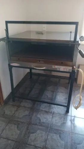 Forno de assar pizza e uma estufa para salgados