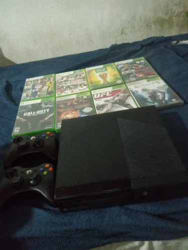 Xbox 360 Slim,com fonte e todos os cabos inclusos + 2 Controles + 8 jogos Físicos