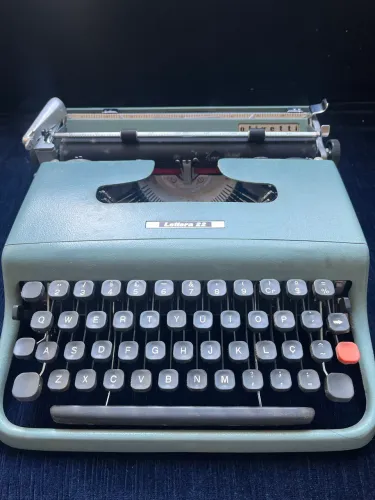 máquina de escrever olivetti lettera 22 (anos 50)