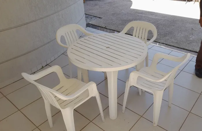 Conjunto Mesa Redonda + 4 Cadeiras Plástico
