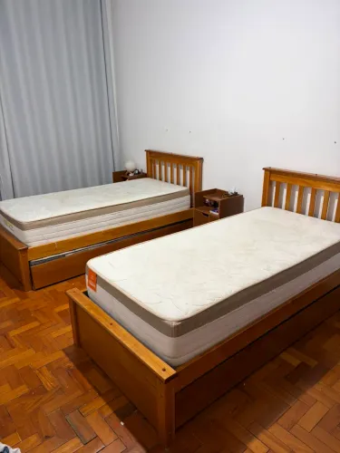 2 BICAMAS DE MADEIRA MACIÇA COM 4 COLCHÕES 
