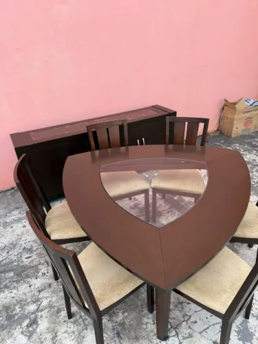 Vendo mesa com 6 cadeiras e buffet 