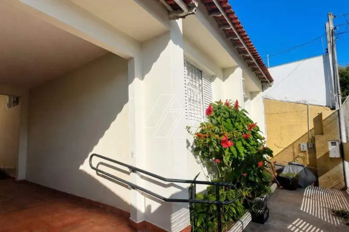 Casa à venda no Centro de Pompéia, SP, com 3 quartos e localização privilegiada