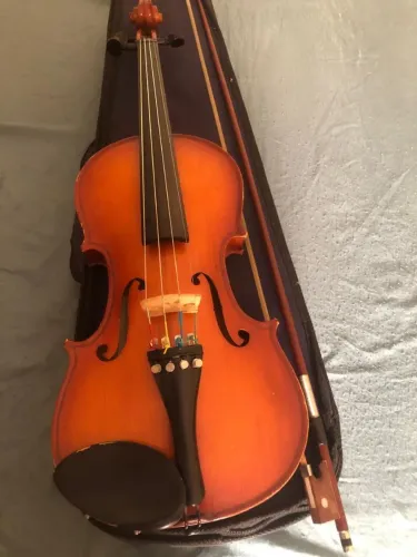 Vende-se Violino da marca Eagle ?