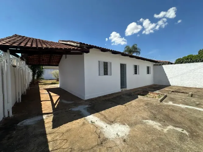 Casa Térrea sozinha no lote com 3 quartos, sendo 1 suite, no Jardim Europa - Goiânia - GO