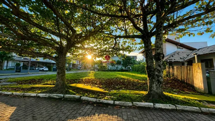Terreno de esquina em localização privilegiada em Jurerê Internacional - Florianópolis/SC.