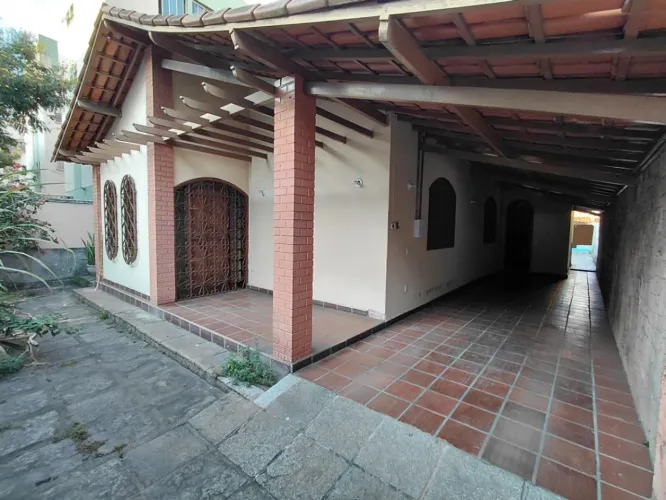 Casa com 3 quartos para alugar em Vitória