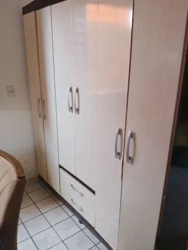 Guarda roupa com 6 postas e 2 gavetas 