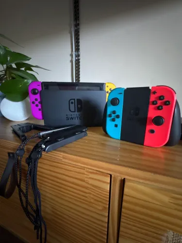 Nintendo Switch 1 V2 - Desbloqueado + par joycon + comfort grip + bag