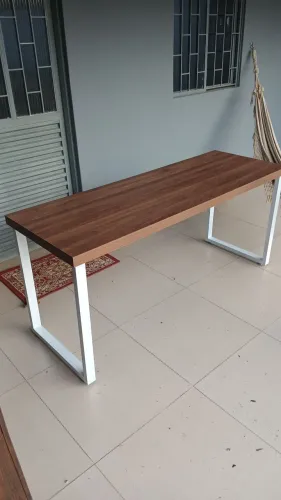 Mesa escrivaninha branca/madeirada preço promocional nesta quinta