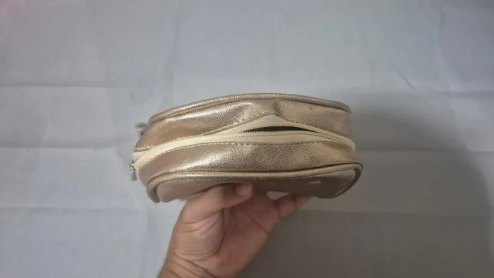 Vendo necesserie dourada pequena