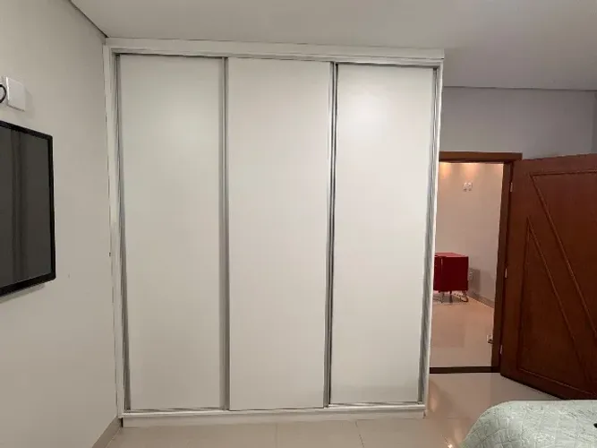 Armários Planejados MDF Branco para 4 Quartos - Apenas 2 Anos de Uso (3 Sem Uso, Novos!)