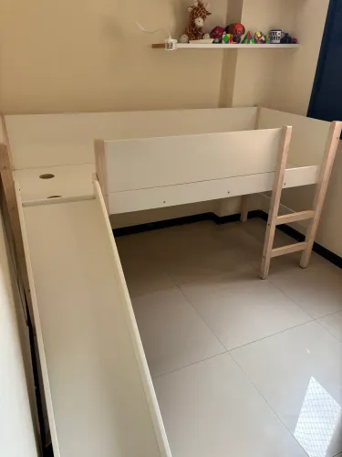 Cama infantil com escorrega 