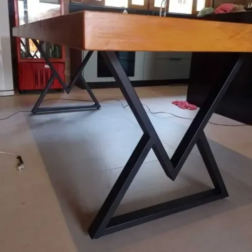 MESA COM O TAMPO DE PEROBA ROSA COM O PÉ DE FERRO PINTURA ELETROSTÁTICA