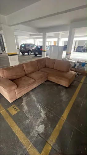 Sofá em L medindo 2.80mx0,95m com canto medindo 1.80mx0,95m, duas peças separadas