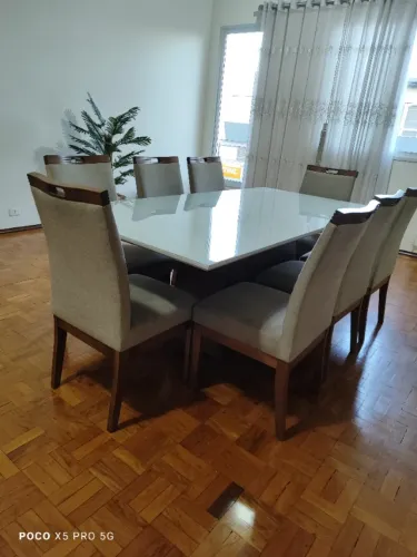 Conjunto mesa de jantar e aparador