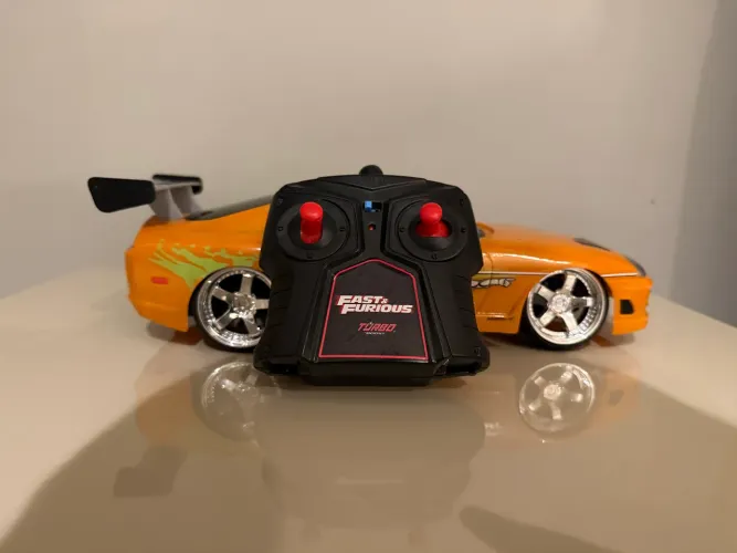 Mini carrinho de controle remoto Velozes e Furiosos supra Brian.