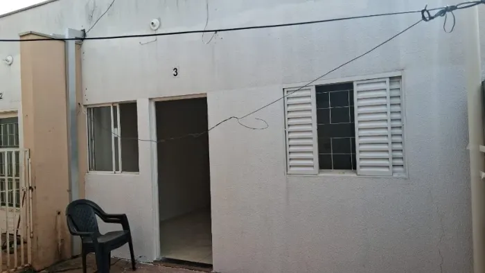 Casa no bairro Nova Jerusalém (Moreninhas) com 2 quartos, cozinha americana e varanda.