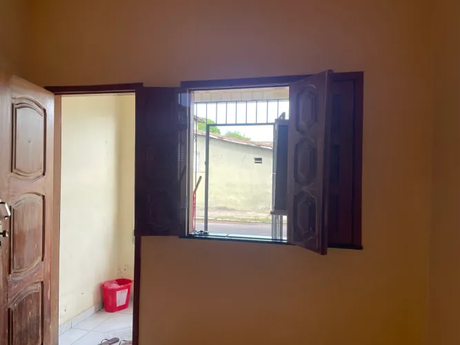Aluga-se por R$: 600,00, uma confortável casa no centro de Salvaterra.