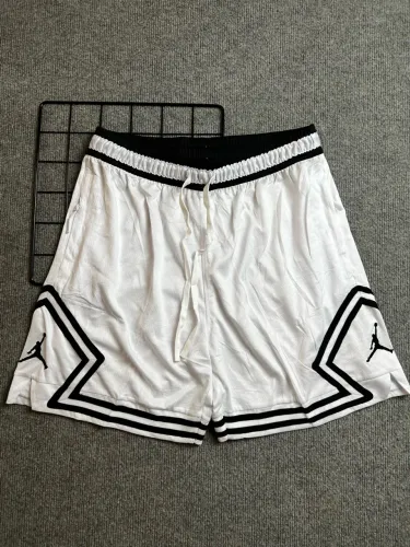 Bermuda Jordan Masculino Branco com Detalhes Pretos