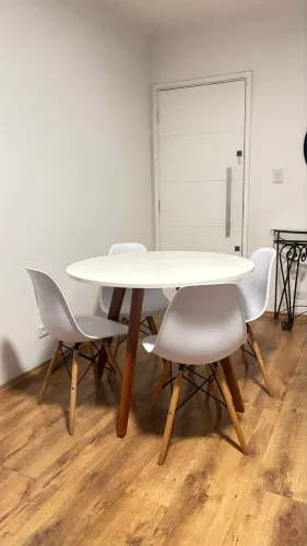 Mesa redonda branca com 4 cadeiras - 100cm - estilo escandinavo