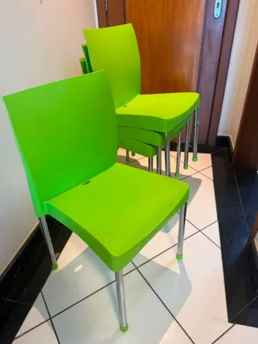 Conjunto de 4 Cadeiras Empilháveis Verde Limão com Pés de Metal