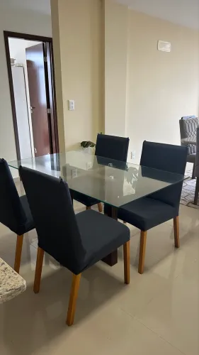 Vendo mesa de jantar com 4 cadeiras
