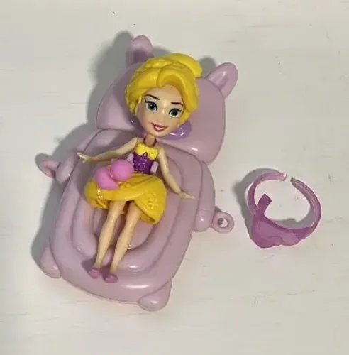 Bonequinha Rapunzel tipo Polly para brincar na piscina