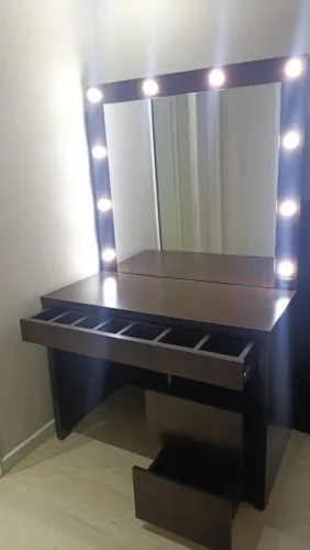 Camarim de maquiagem com luzes
