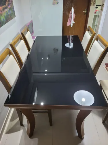 Mesa semi-nova de tampo de vidro e pés de madeira 