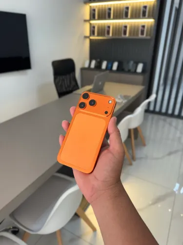 IPHONE 11 60 GIGAS ADAPTADO PARA 17 PRO LARANJA