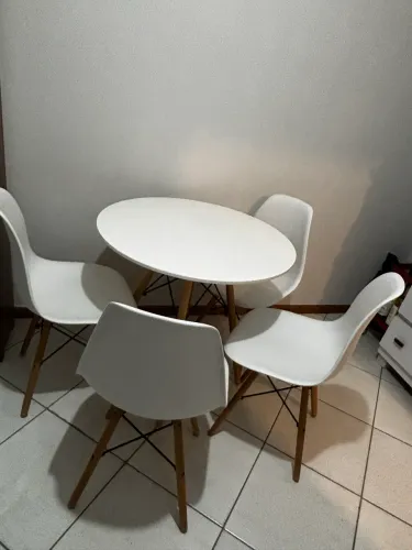 VENDO linda mesa com quarto cadeira