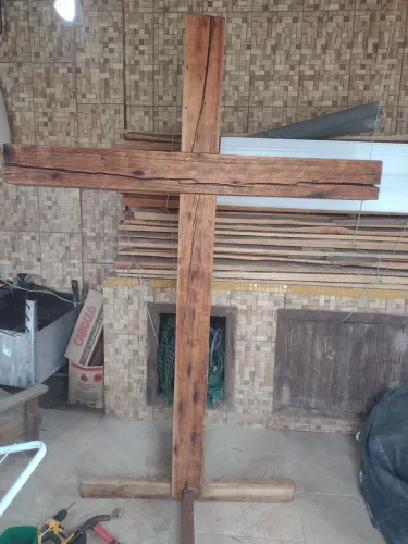 Aluga-se Cruz de madeira para eventos de casamento ou religioso