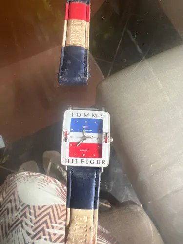 Vendo Relógio Tommy Hilfiger precisa de reparo na pulseira de couro e está sem bateria