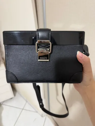 Bolsa Schutz baú em couro