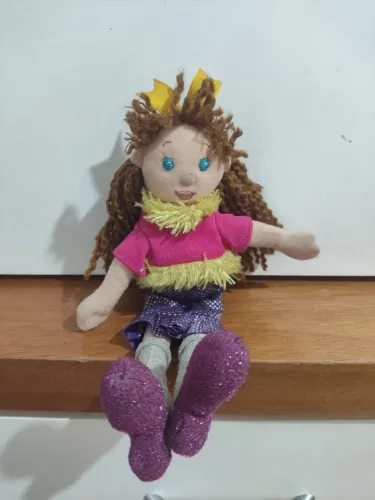 Linda boneca de pelúcia decorativa realista