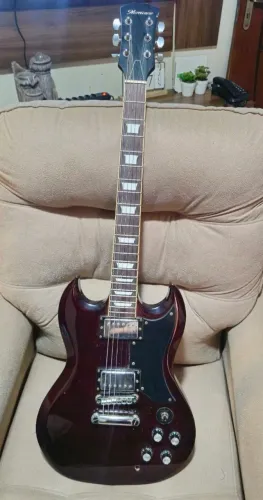 Guitarra Hurricane SG + acessórios 