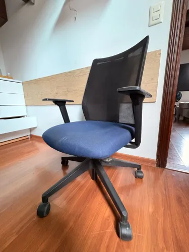 Cadeira de Escritório Ergonômica com Encosto em Tela e Braços Ajustáveis