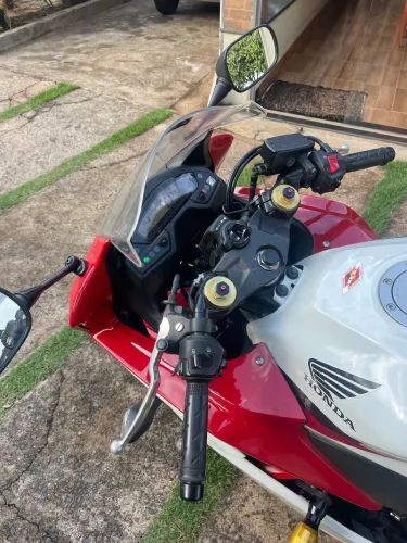 Oportunidade Única: CBR 600F 2013 com KM de Colecionador (19,5k km) - Estado de Zero!